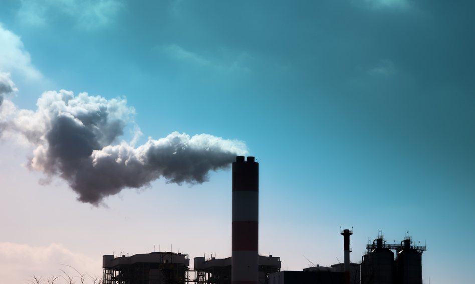 環境部預告攸關碳費的三子法，確定包括鋼鐵、水泥等高碳洩漏風險行業將不適用2.5萬公噸二氧化碳當量起徵點。 圖／shutterstock