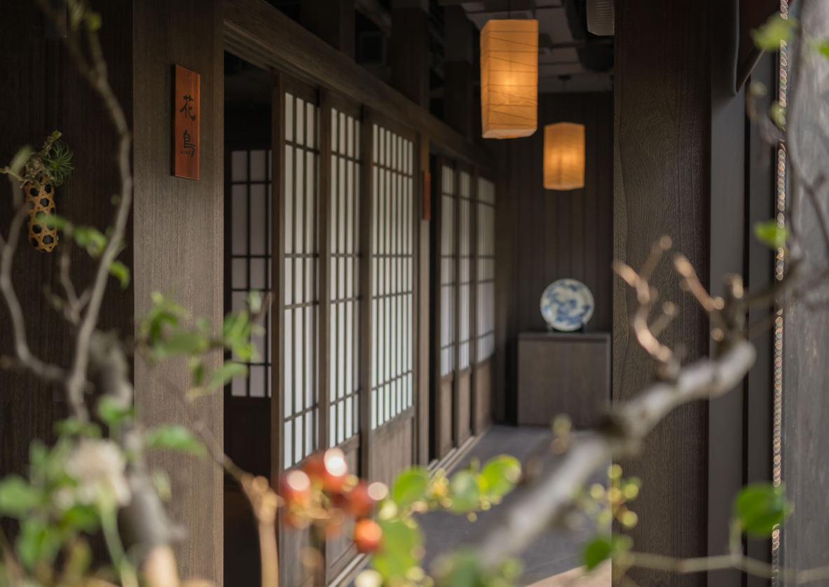 新竹燈燈庵空間強調與自然共處，打造靜謐用餐氛圍。新竹燈燈庵提供