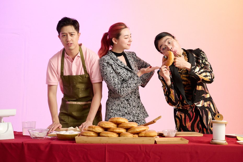 莫凡新（中）與網紅瑋哥（右）、ICRT DJ凱琳 Cait Lin為新歌「Fake It Till You Make It 」MV搞怪演出。