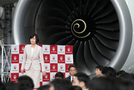 JAL新社長鳥取三津子出席新員工的入社典禮，這也是她就任社長的第一天。  歐新社