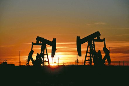 美國原油產量上升，加上以哈停火的希望升高，國際油價1日盤中跌逾1%，連三個交易日下滑。（路透）