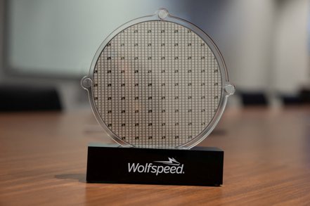 Wolfspeed公布的本季收財測低於市場預估。圖為該公司展示8吋碳化矽晶圓。路透