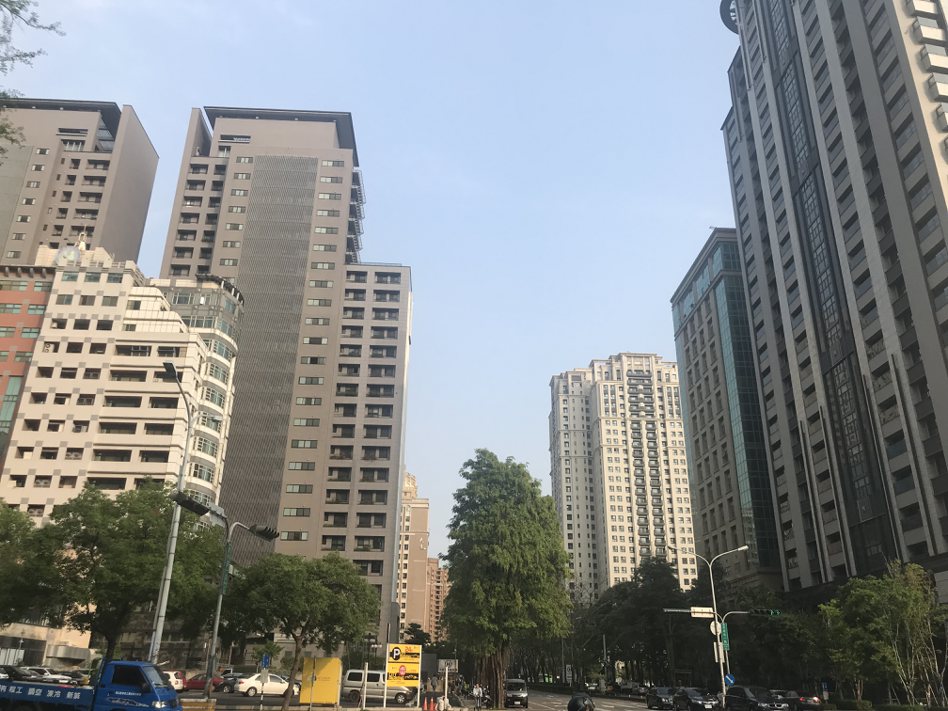 受高房價影響，購屋年齡出現遞延，台北市逾三成的人在50歲以後才買房。房市示意圖。
記者游智文／攝影
