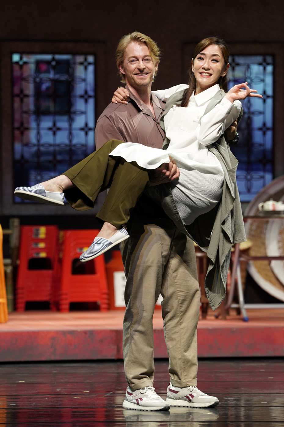 法比歐(左)、楊千霈演出舞台劇「把我娶回家」。圖／春河劇團提供