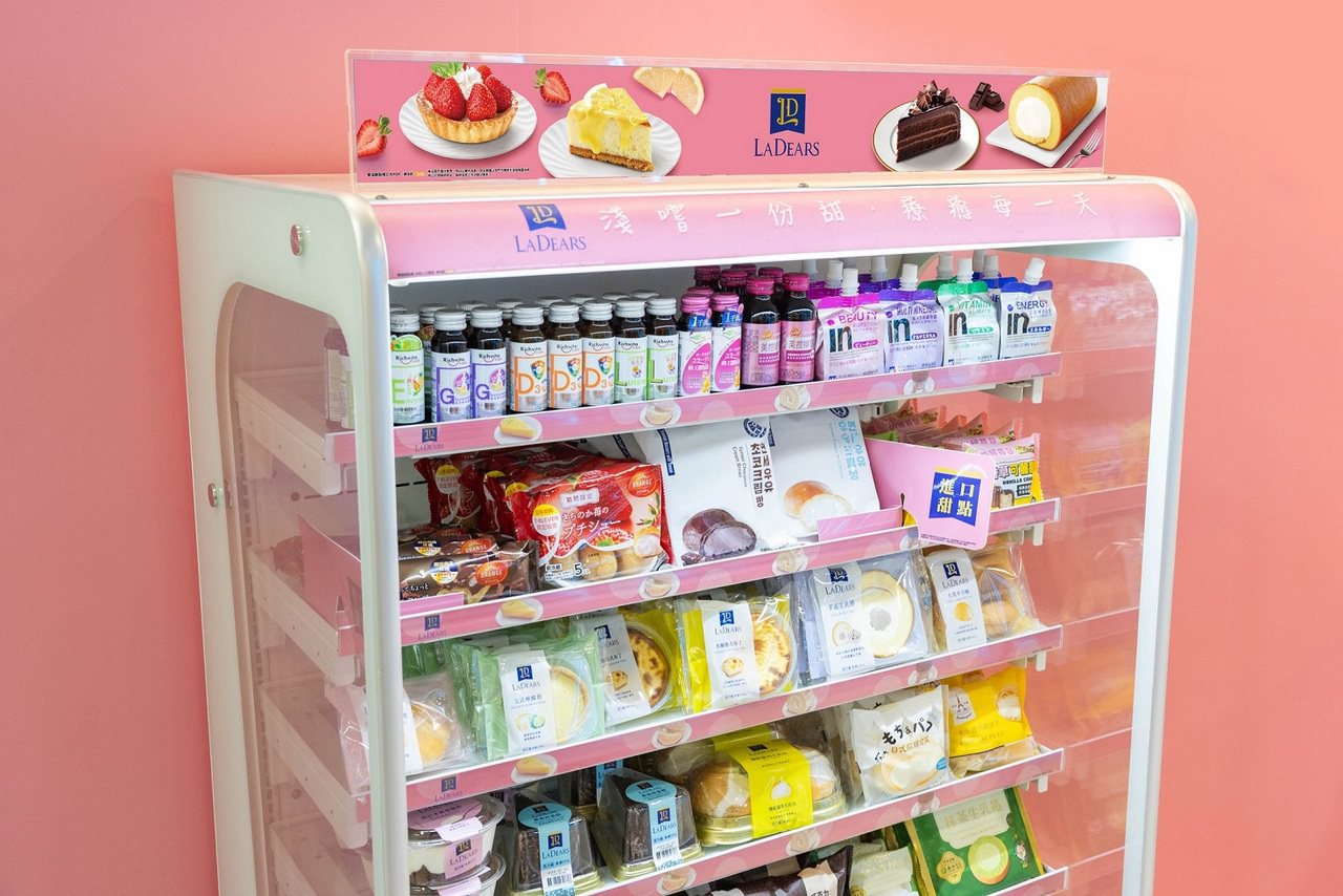 輕全台部分門市推出冷藏「甜點專櫃」強化結構，整合進口與手工甜點、布丁、優格、果凍、優菓甜坊甜品等逾50款豐富選擇，。圖/7-11