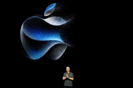 蘋果公司上季營收和獲利優於預期，並宣布1,100億美元美史上最大庫藏股計畫。圖為執行長庫克去年9月12日在加州總部出席活動的檔案照。路透