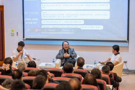 前Google台灣董事總經理簡立峰主講「未來人才：企業從數位轉型到AI賦能」並與信義房屋主管互動。（圖:信義房屋提供）