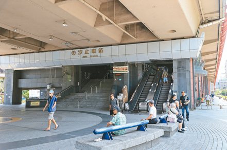 新北市汐止交通十分便利，火車可迅速抵達南港和台北車站，公車班次也相當頻繁，可通往台北市南港、內湖。圖為汐止火車站。 記者余承翰／攝影
