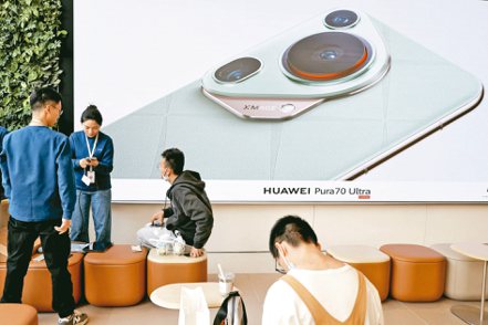 今年五一假期廣東深圳華強北商圈擠滿了購物或進貨的人，目前手機熱度較高的是華為Pura 70系列。 (路透)