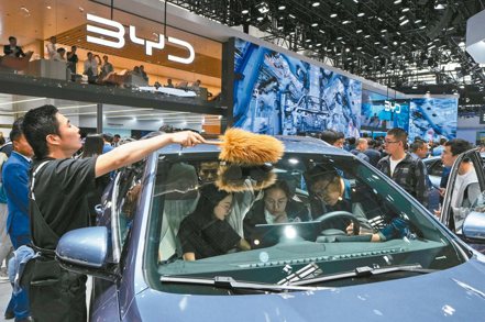 歐盟執委會貿易主管瓦爾迪斯．東布羅夫斯基斯透露，歐盟執委會對中國大陸電動汽車補貼的調查正在取得進展。 (美聯社)