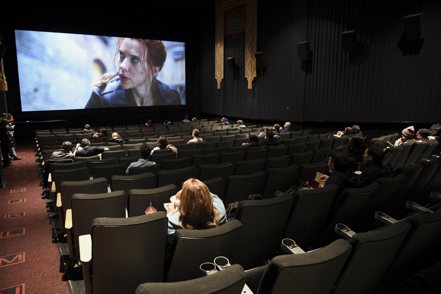 在零售業強勁的疫後復甦推升租金之際，電影院的房租卻是呈現整體下滑。（美聯社）