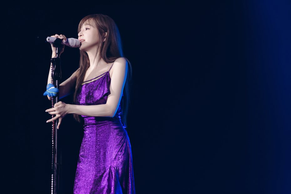 王心凌穿上新造型紫色長裙帶來新歌「感情用事」。圖／天晴娛樂提供