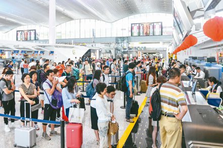 大陸五一出境遊人數暴增1.9倍。圖為廣州白雲機場出國的遊客。 中新社 