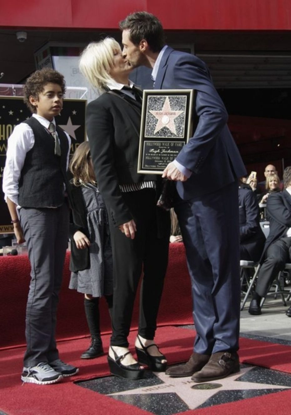 休傑克曼在好萊塢星光大道擁有自己的一顆星星，還把黛博拉與養子女都帶到現場。（路透資料照片）