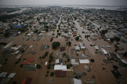 巴西南里奧格蘭德州近日遭逢暴雨，引發1941年來最嚴重洪災。 路透社