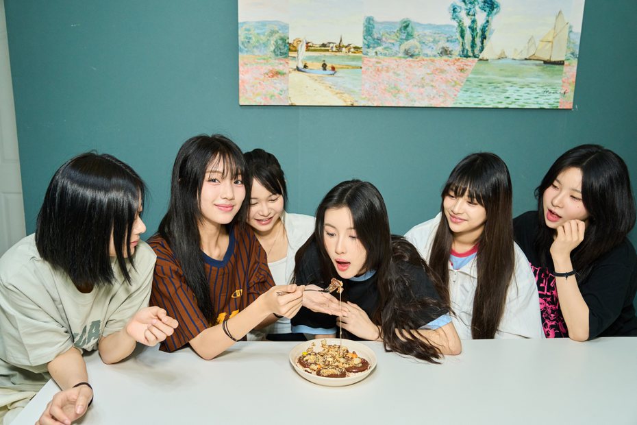 「GENBLUE幻藍小熊」團員毓(左四)開心收下XXIN(左起)、采甄、許媛媛、Nico、Ayeon的生日祝福。圖／天空娛樂提供