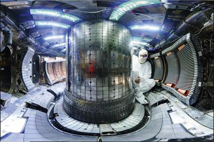 法國南部的WEST核融合反應爐，創造了一種名為電漿的超熱材料，其溫度可連續六分鐘達到約攝氏5,000萬度。（網路照片）