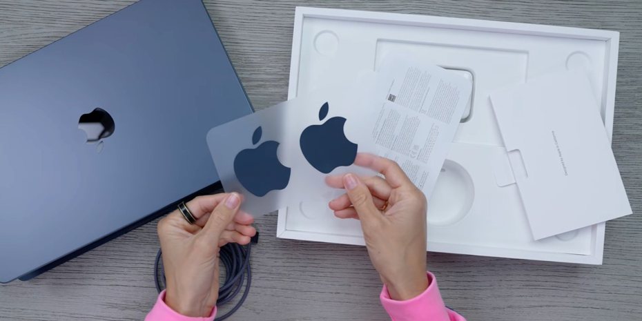 蘋果（Apple）表示新款M4版iPad Pro及M2版iPad Air包裝盒內不再附上蘋果貼紙。（翻攝自9TO5Mac）
