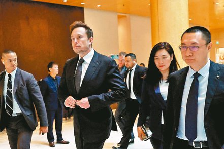 特斯拉執行長馬斯克（左二）2023年5月訪北京時，特斯拉高級副總裁朱曉彤（右）與副總裁陶琳（右二）陪同。 路透