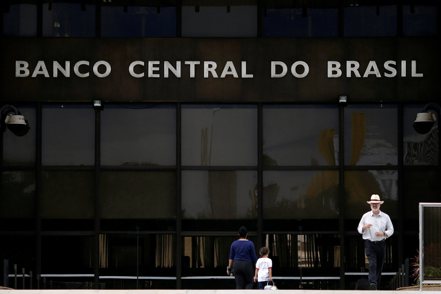 巴西央行放緩了貨幣政策寬鬆的步伐，將關鍵利率下調0.25個百分點。 路透