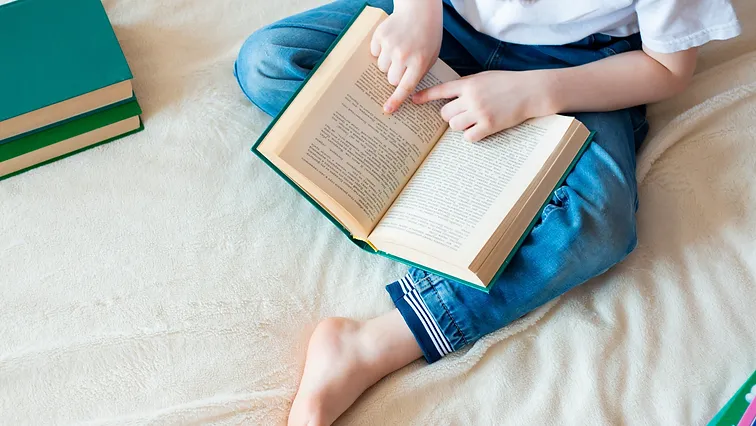 小的時候，孩子會「假裝」閱讀、翻書，主要透過觀察大人，學習一些閱讀的概念，包括文字從左到右、從上到下、書本正反、翻書方式等