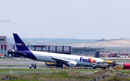 聯邦快遞（FedEx）一架波音767貨機8日在沒有打開起落架的狀況下，降落伊斯坦堡機場。路透