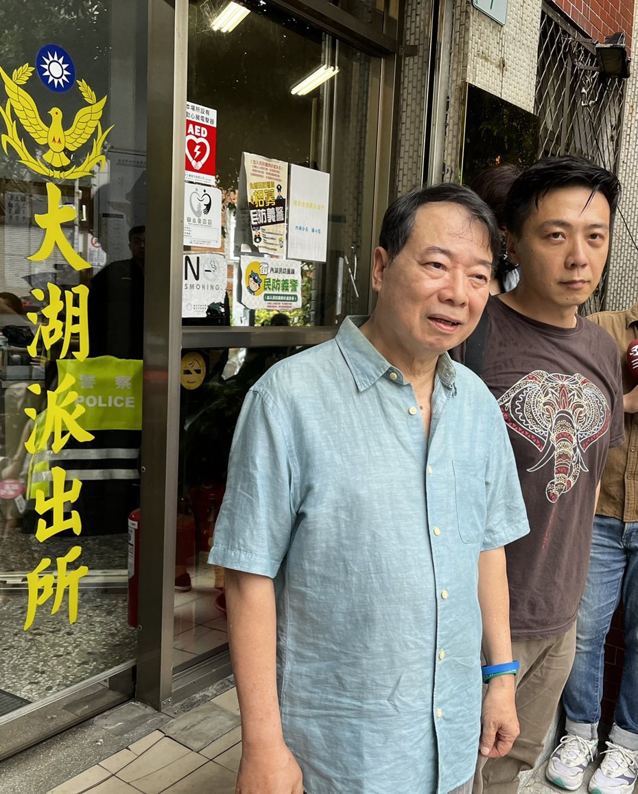 廖峻(左)去年在兒子廖錦德陪同下到警局報案。圖／本報資料照