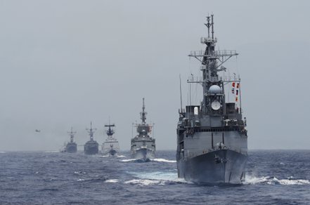 台灣至今仍難擺脫戰艦為主的建軍思維。圖中居首的是我海軍購自美國的基隆號飛彈驅逐艦。 路透