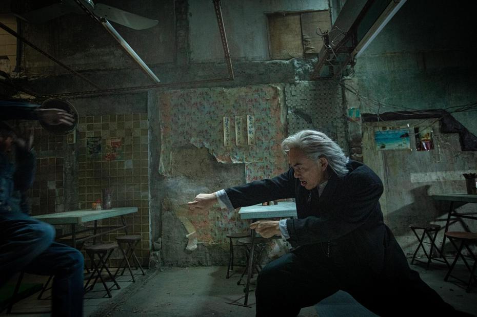 任賢齊在「九龍城寨之圍城」飾演白髮蒼蒼的秋哥。圖／華映提供