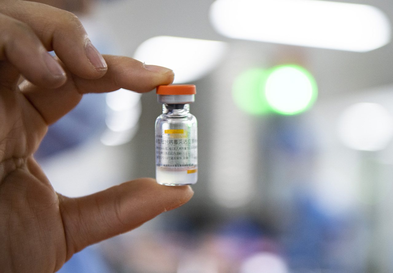 香港的醫學專家檢視了科興生產的滅活疫苗，稱根據疫苗的一、二期臨床數據顯示，疫苗的安全性可以接受。圖為科興疫苗。（中新社）