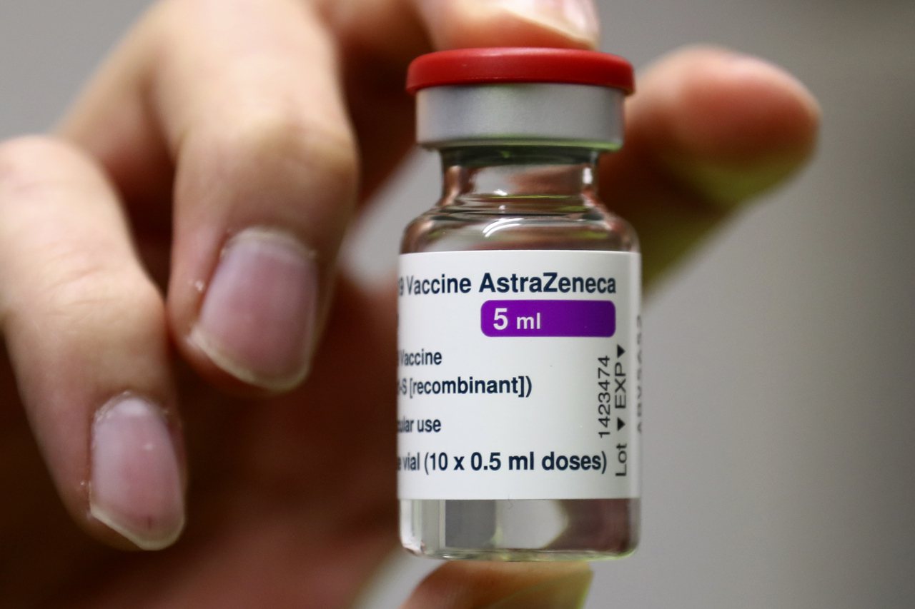 英國藥廠阿斯特捷利康22日表示，AZ疫苗對有症狀感染防護力達79%，對重症和住院症狀保護力達100%。(美聯社)