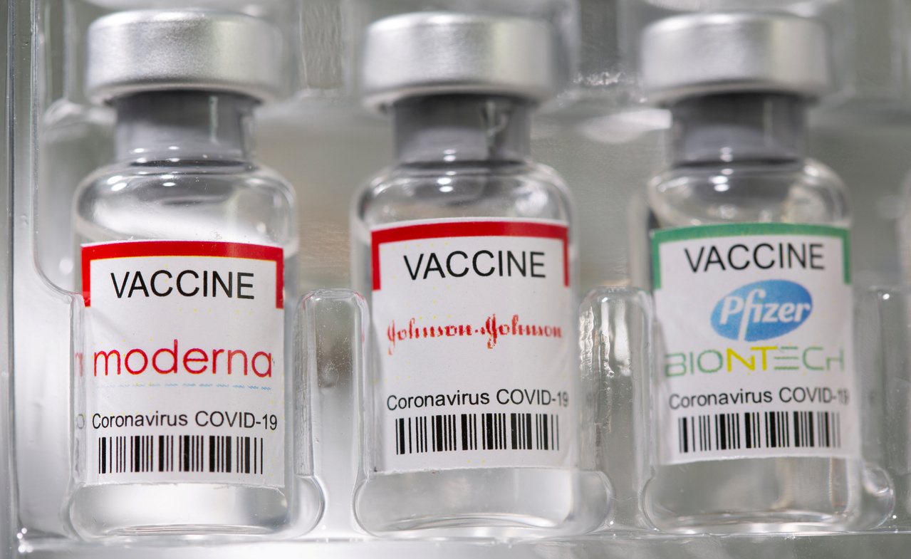 加拿大政府2日建議混合施打新冠疫苗，第一劑打阿斯特捷利康(AZ)疫苗者，第二劑可輝瑞(Pfizer-BioNTech)或莫德納(Moderna)疫苗。(路透)