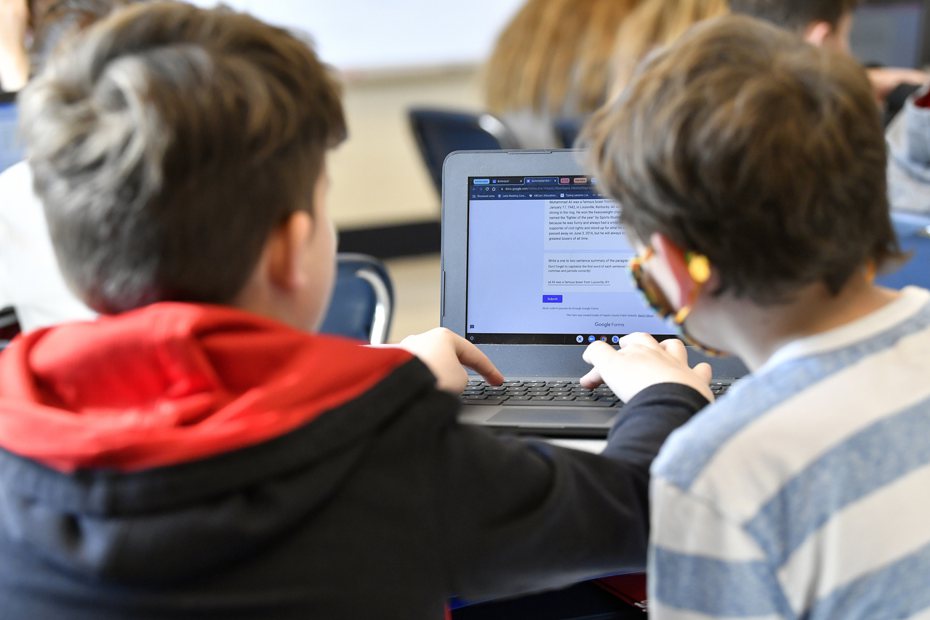 在肯塔基州的一所小學裡，學生正在學習如何辨認一篇關於拳王阿里的文章是由ChatGPT寫的，還是班上同學寫的。(美聯社)