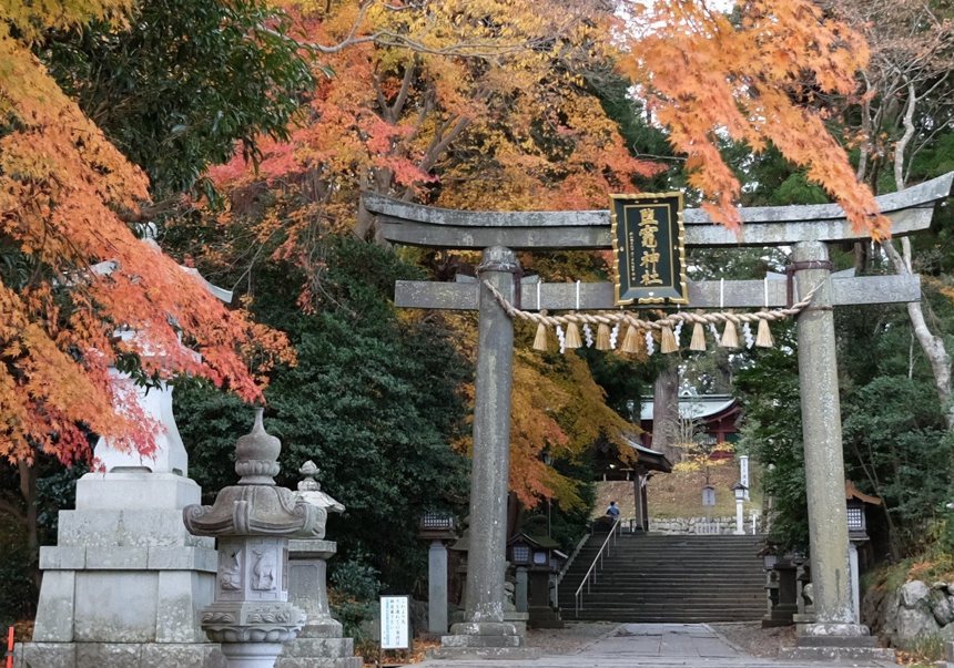桃園忠烈祠（左）VS.日本神社（右）。攝影／黃仕揚