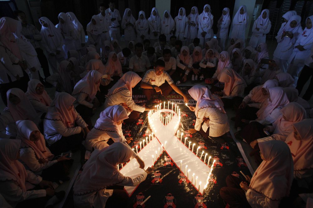 印度一所醫校學生為世界愛滋病日點亮蠟燭。（圖／美聯社）