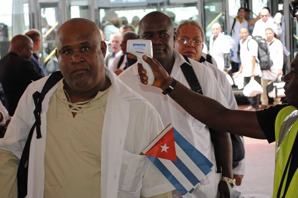 2014年底抵達賴比瑞亞的古巴援外醫師團（資料圖片／路透社）