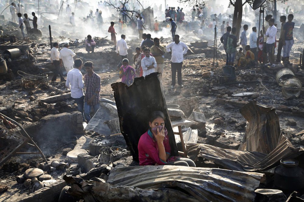 災民在灰燼中尋找自己的家。圖／美聯社