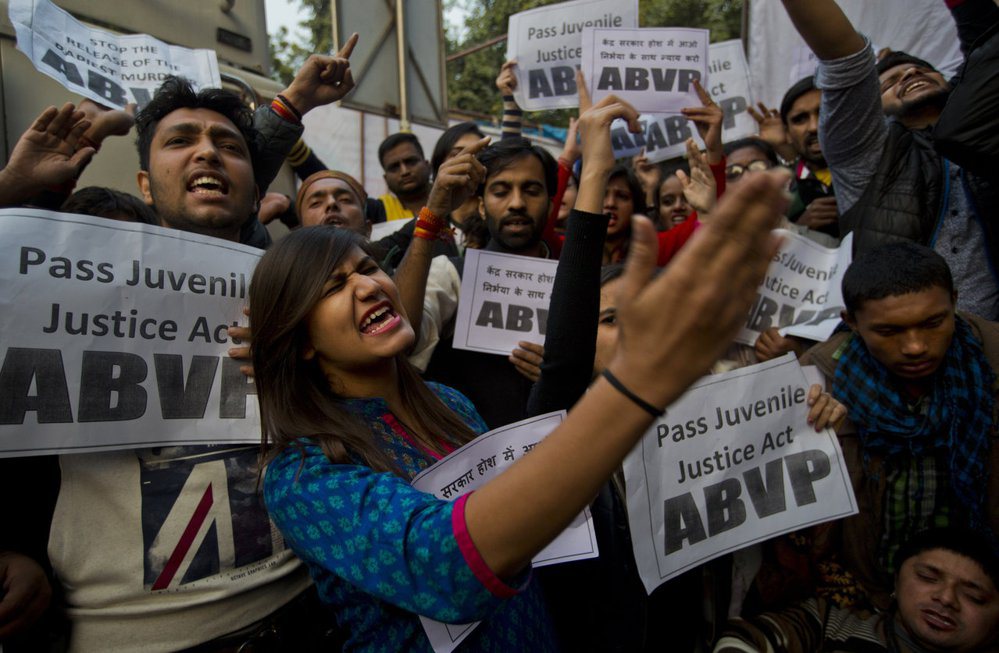 憤怒的印度民眾抗議少年法不公。（圖／美聯社）