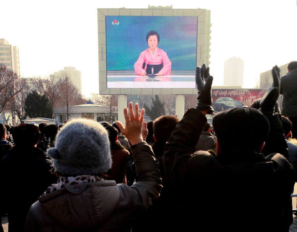 平壤火車站前，北韓中央電視台主播李春姬向全國宣告「氫爆成功」，圍觀民眾鼓掌叫好、...