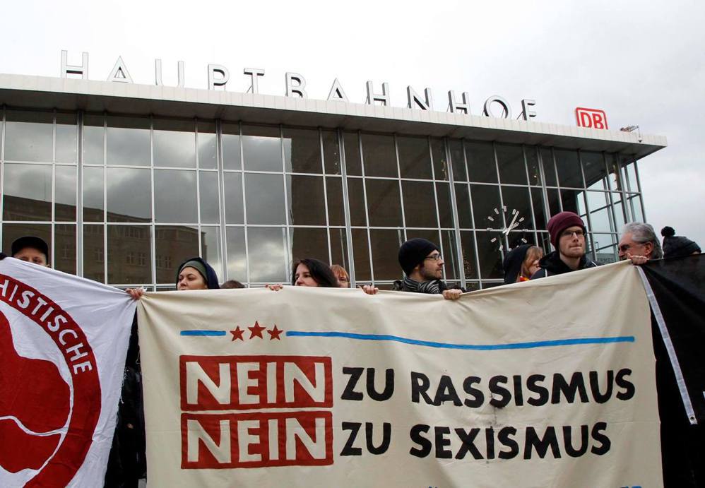抗議當局對跨年騷動處理的失態，示威者在科隆市中心高舉著「拒絕種族歧視；拒絕性別歧...