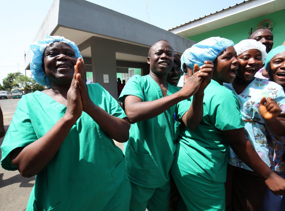 圖為去年三月世界衛生組織（WHO）宣布利比亞伊波拉解除疫情，當地醫療團隊振奮心喜...