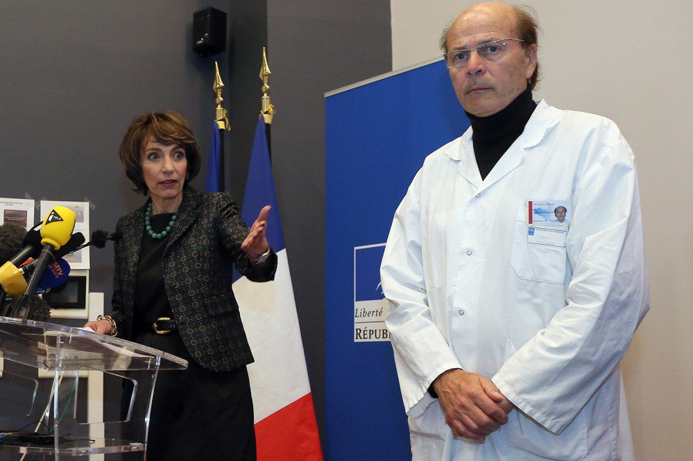 法國衛生部長杜雷納（左）與雷恩大學醫院精神科負責人埃丹（Gilles Edan）...