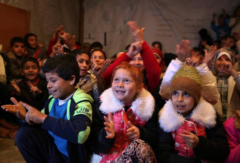黎巴嫩一處敘利亞難民小教室。在黎巴嫩收容中心因不堪負荷無法再多收容敘理亞孩童後，...