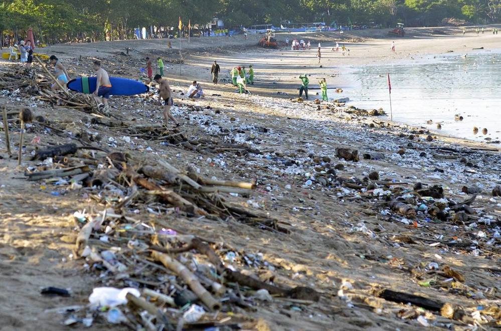 海洋汙染愈趨嚴重，垃圾遍佈峇里島海灘。 （圖／路透社）