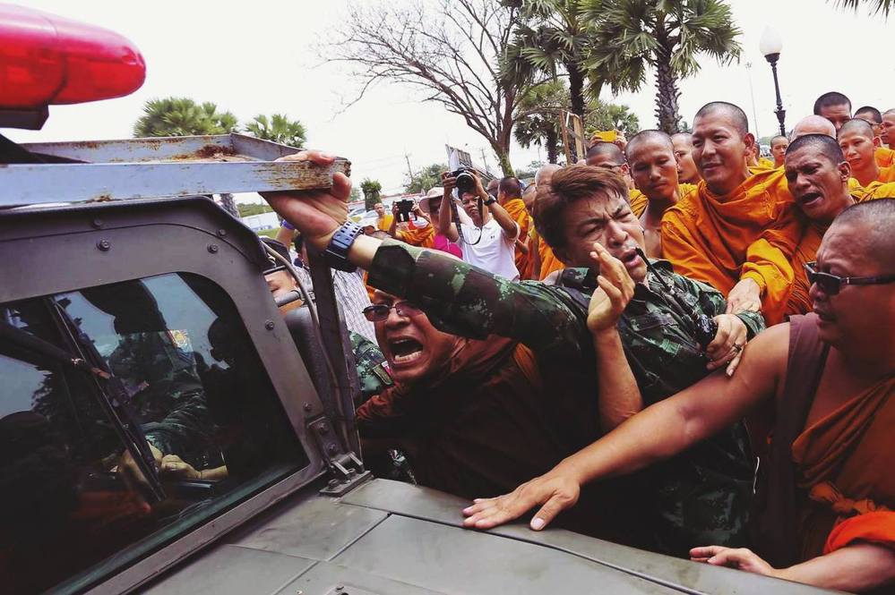 與軍警發生推擠的泰國僧侶們。 （圖／路透社）