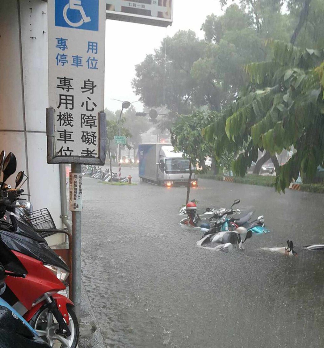 高雄市23日瞬間強降雨不斷，造成多處積水成災，路上有多部汽機車拋錨。圖為新興區民...