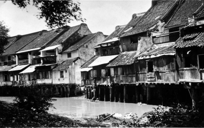 中爪哇省三寶瓏傍河而建造的建築，約1925年。 圖／Tropenmuseum, part of the National Museum of World Cultures