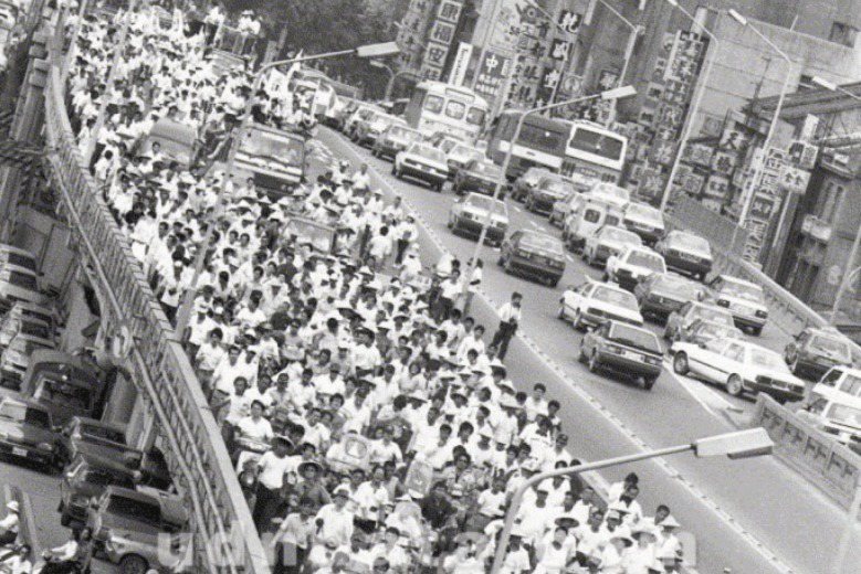 1988年5月20日，林國華、蕭裕珍率領數千農民、學生走上街頭。 圖／聯合報系資料照