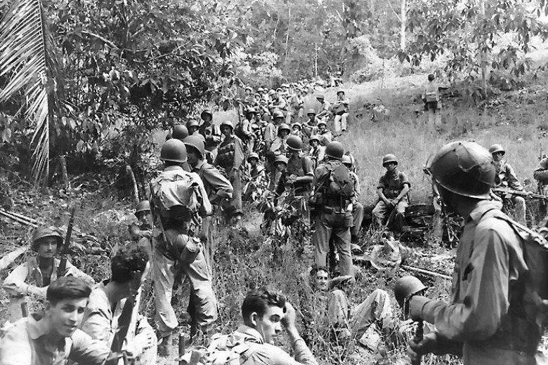 1942年11月美軍於瓜達康納爾戰役期間在野外休息。 圖／維基共享