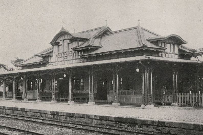 1905年的桃園車站（桃園驛）。 圖／維基共享資源